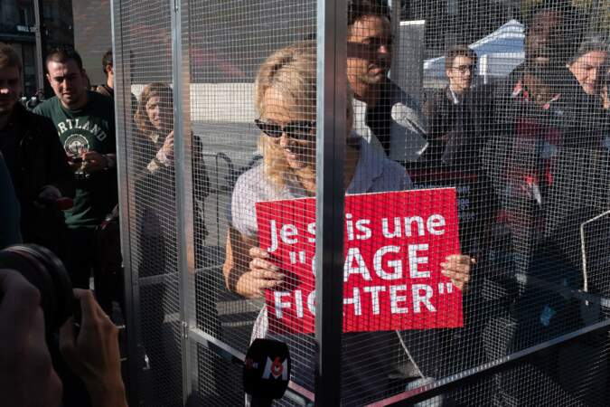 Pamela Anderson et Maxime Dereymez pour l'interdiction de l'élevage en cage des animaux, à Paris