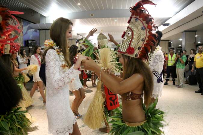 Offrandes de colliers de fleurs et danses polynésiennes.
