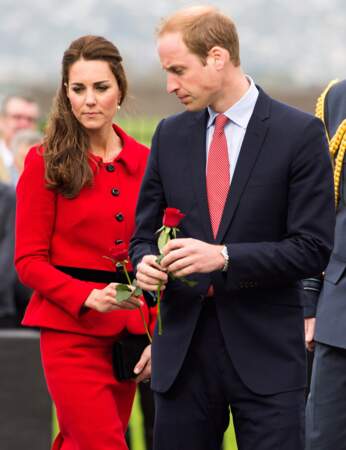 Le couple royal va ensuite déposer une rose au Memorial Wall du Musée de l'Aviation de Wigram 
