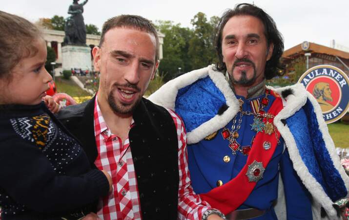Franck Ribéry et son fils aux côtés d'un représentant de King Ludwig 2nd