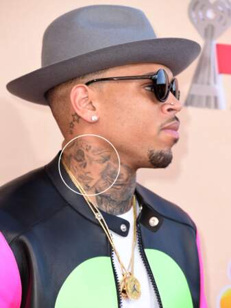 Tatouages de stars: Chris Brown et son tatouage de cou qui ressemble étrangement à Rihanna frappée...