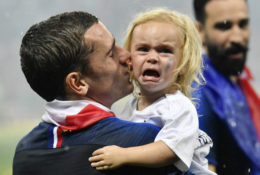 Victoire de l'équipe de France à la coupe du monde 2018 : Antoine Griezmann et sa fille Mia