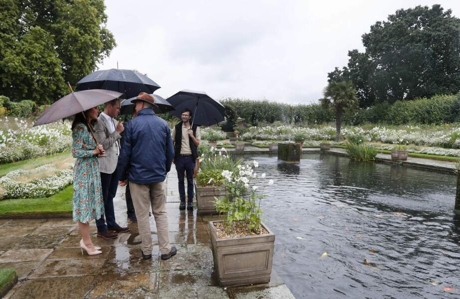 Les princes Harry et William et Kate Middleton visitent le jardin mémorial de Kensington Palace 