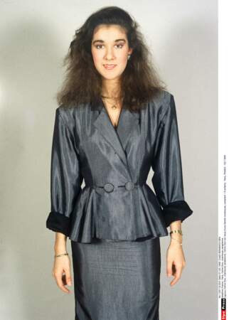 Céline Dion en 1986 en mode "working girl" (d'ailleurs Melanie Griffith a appelé, elle veut récupérer la tenue)