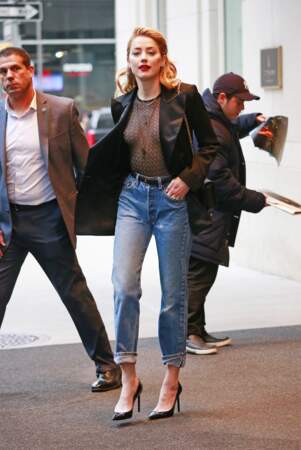 Amber Heard affiche ses seins et ses tétons en pleine rue