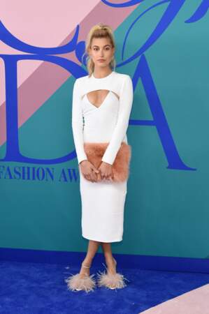 CFDA Fashion Awards 2017 - Haily Baldwin était tout à la fois décolletée et emplumée