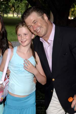 Alec Baldwin pose aux côtés de sa fille Ireland en 2005