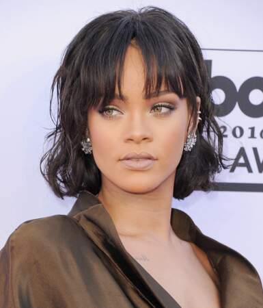 Visage allongé : craquez pour une frange longue laissant entrevoir le front comme Rihanna