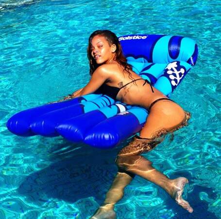 Rihanna au bord de la piscine