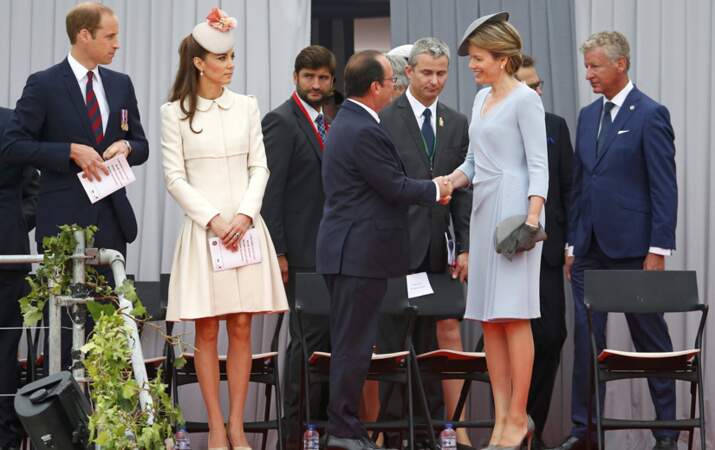 François Hollande salue la reine Mathilde de Belgique...