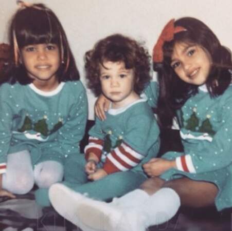 Mélancolique, Kim a posté cette photo d'elle, Khloe et Kourtney datant de Noël 1986.