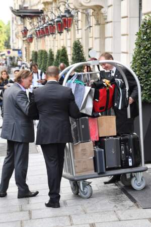 Céline Dion repart très chargée avec des valises remplies de ses tenues les plus folles