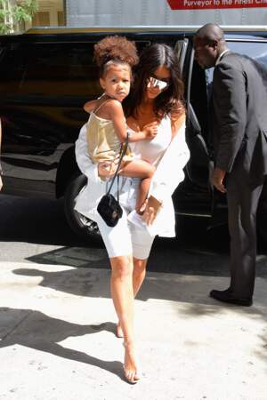 Kim Kardashian et sa fille North, pour une fois habillée comme une enfant de son âge...