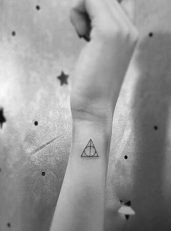 Tatouage poignet : petit triangle et formes géométriques par @heungceong_tattooer