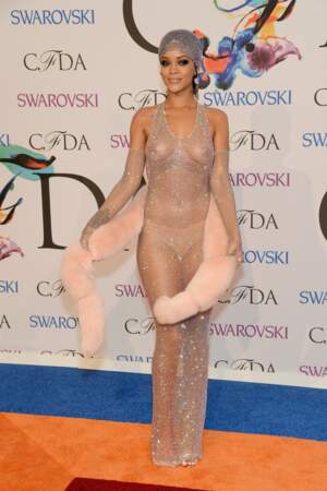 Ces robes qui ne cachent VRAIMENT rien, les tenues de soirée les plus osées des stars : Rihanna <3