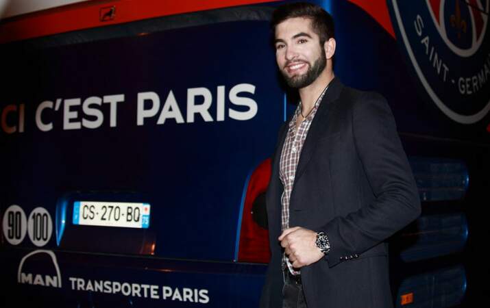 Kendji Girac devant le bus du PSG