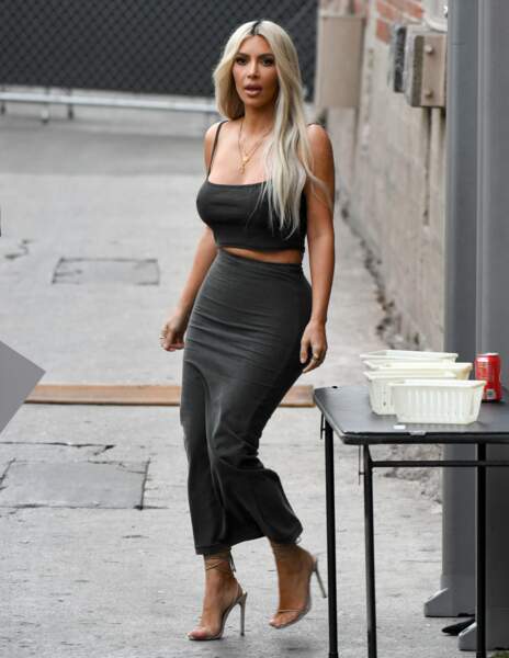 Kim Kardashian : sans soutien-gorge (et frigorifiée) dans un top moulant qui ne cache rien