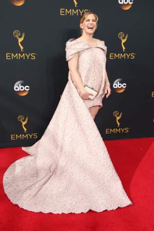 Emmy Awards 2016 : Anna Chlumsky et sa robe en tissu "dindon plumé"
