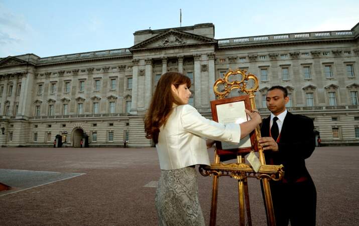 Quand soudain à 21h40, Ailsa Anderson, la porte-parole de la Reine vient apposer une affichette sur le chevalet 