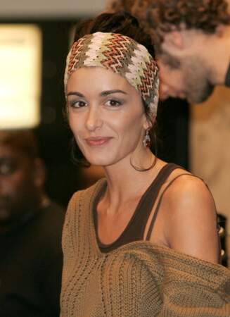 2005 : Jenifer avec son maquillage nude et son épais bandeau