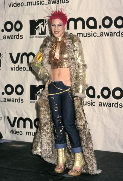 MTV Video Music Awards : Pink en  2000. Elle a rendu ses fringues à Coolio après.