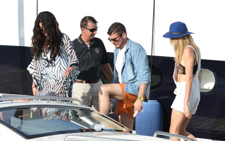 Les deux stars embarquent avec leurs amis sur le yacht d'un milliardaire