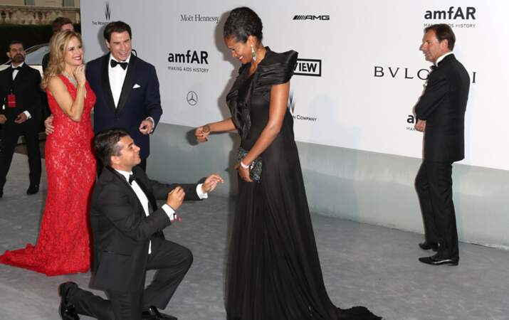 ... une demande en mariage sur le tapis rouge devant John Travolta et son épouse