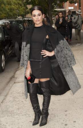 Stars et cuissardes : Lea Michele est ultra chic en robe et manteau bicolore