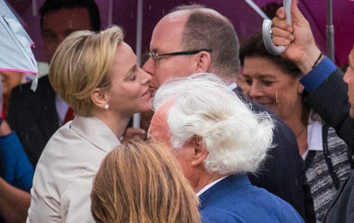 Trop content, le prince Albert ne peut retenir un baiser plein de tendresse pour son épouse