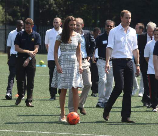Pas très rassuré, le couple royal s’apprête à faire une partie de football (juillet 201) 