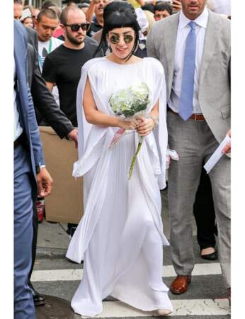 Lady Gaga en mariée, c'est le bouquet !