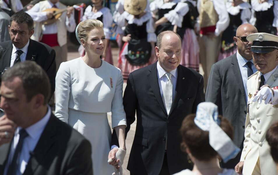 Charlène de Monaco et le prince Albert rentrent au Palais à pied