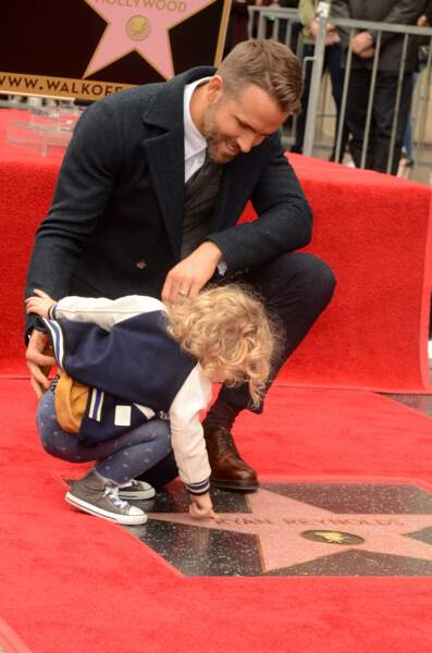Ryan Reynolds découvre son étoile sur Hollywood Boulevard : Elle est la première à toucher son étoile