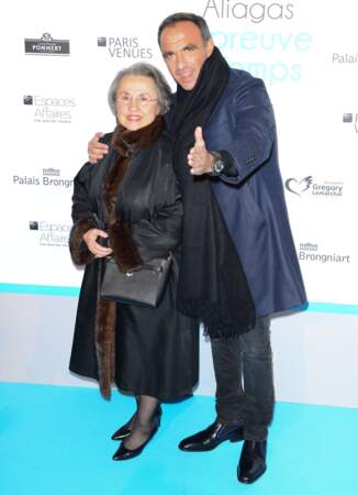 Nikos Aliagas pose avec sa mère au vernissage de son expo et c’est adorable !