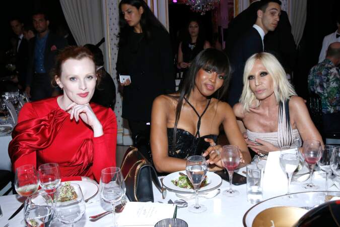 Karen Elson, Naomi Campbell et Donatella Versace : on a le casting pour le remake des Sorcières d'Eastwick