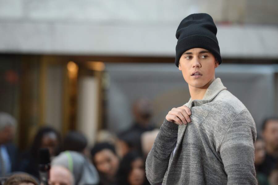 Novembre 2015: Justin Bieber tente de relancer la mode du bonnet porté TRÈS haut inventée par les East 17 jadis.