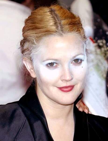 Drew Barrymore a FORCEMENT collé son visage à côté du panneau "peinture fraîche" 