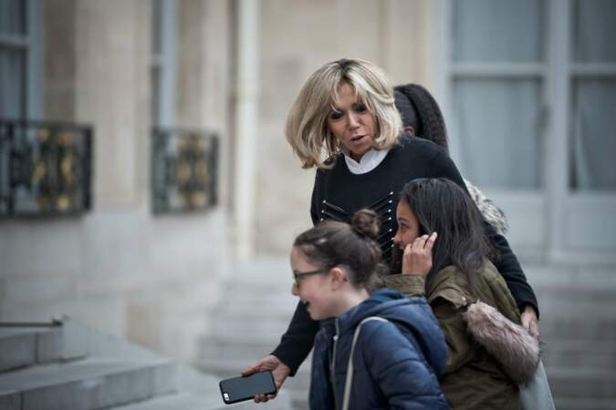 Brigitte Macron aux petits soins avec ses jeunes invités