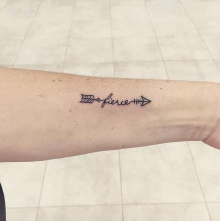 Tatouage poignet : le tatouage "fierce" et plume de @tpanchula (une ref à Beyoncé ?)