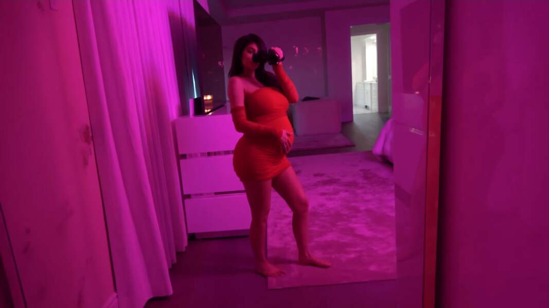 Kylie Jenner : enceinte et sexy dans une élégante robe rouge