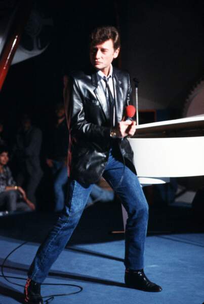 1983 : changement de costume, Johnny Hallyday ultra rock dans son jean moulant et son blouson en cuir