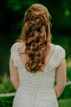 Idée de coiffure pour une mariée : la demi queue ondulée et son petit bun
