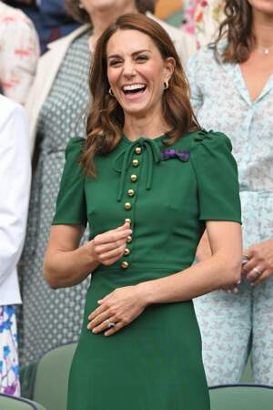 Kate Middleton lumineuse avec ses cheveux au vent 