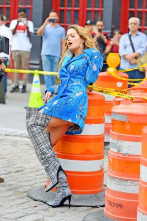 Rita Ora en string et sans pantalon sous une veste, elle en montre ÉVIDEMMENT trop