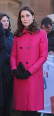 Kate Middleton, enceinte et rayonnante sous son manteau fuchsia le 16 janvier 2018