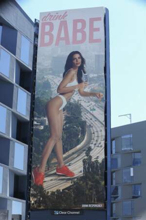 Emily Ratajkowski surplombe les rues de Los Angeles 