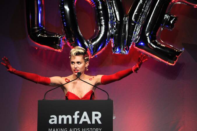 Miley Cyrus au gala de l'amfAR : le glamour contre le sida