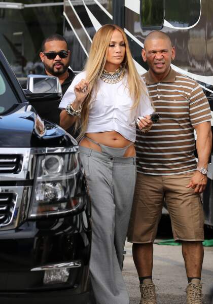 Jennifer Lopez en string apparent, elle a opté pour un look improbable sur le tournage de son clip ! 