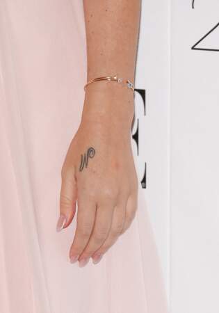 Lana Del Rey et son tatouage sur la main gauche, qui représente le "M" de Madeleine, sa grand-mère