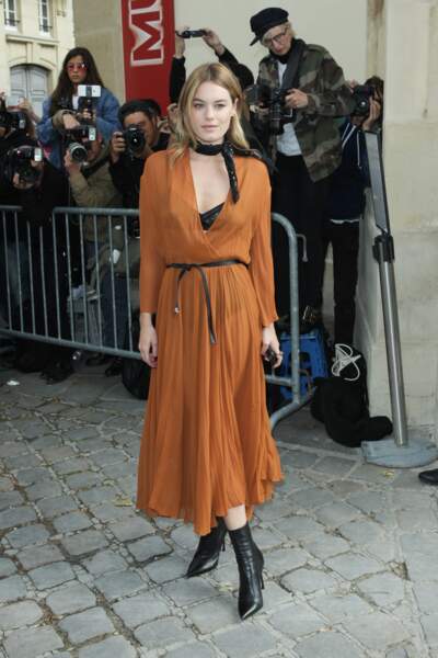 Fashion Week printemps-été 2018 : Camille Rowe élégante en robe ocre au défilé Dior